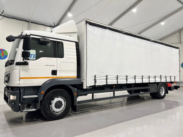 MAN TGM 18.250 4×2 Sleeper Cab Curtainsider