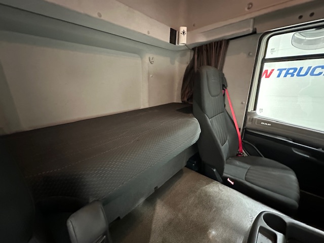 DAF CF 260 Sleeper Cab Curtainsider
