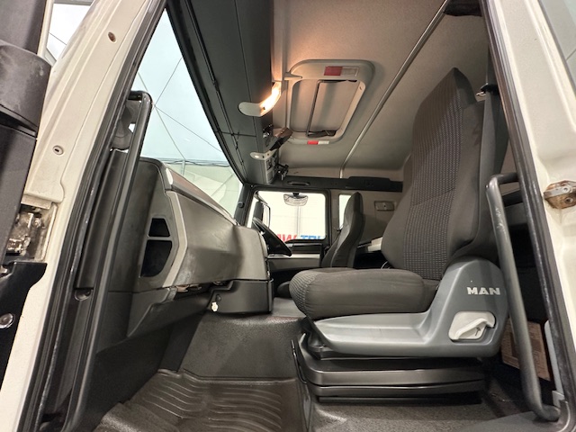 MAN TGS 26.320 6×2 Sleeper Cab Fridge Box