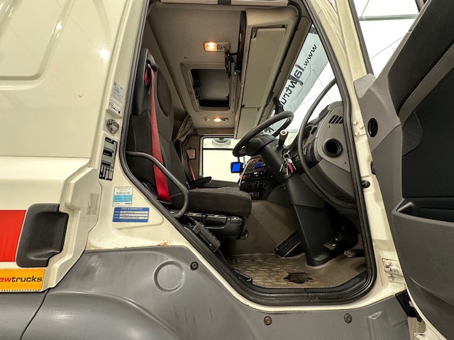 DAF CF 370 6×2 Sleeper Cab Fridge Box