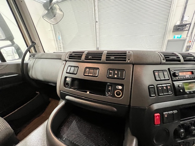 DAF CF 260 4×2 Day Cab Fridge Box