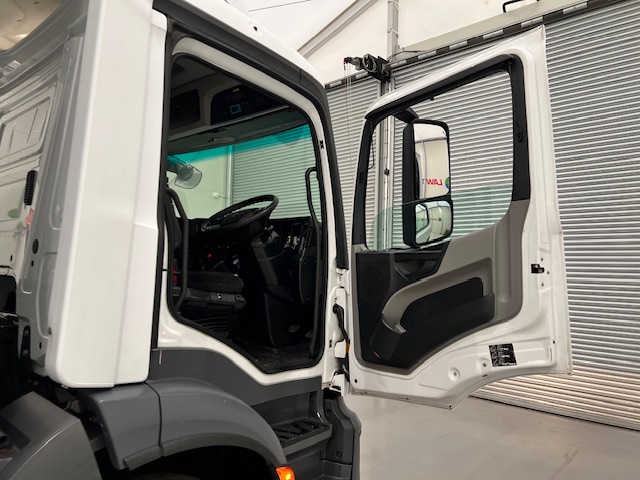Mercedes Antos 2540 6×2 Rear Lift Day Cab Fridge Box