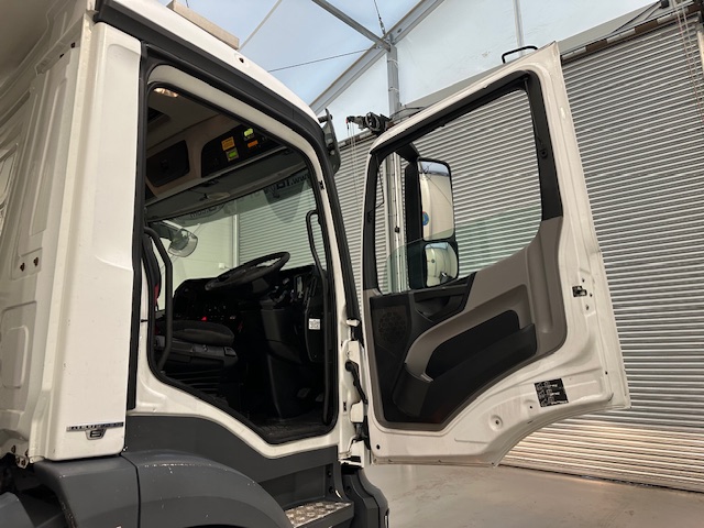 Mercedes Antos 1827 Day Cab Fridge Box