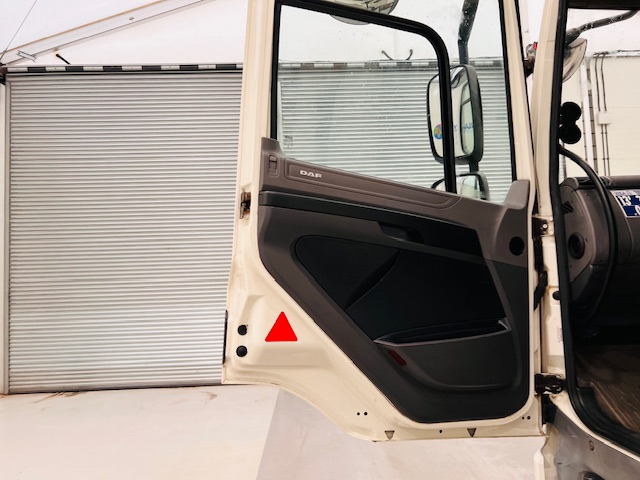 DAF CF 330 6×2 Rear Lift Fridge Box