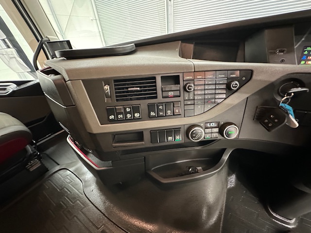 Volvo FH 500 6×2 Midlift Tractor Unit