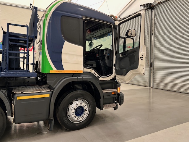 Scania P370 8×4 Sleeper Cab Skip Loader