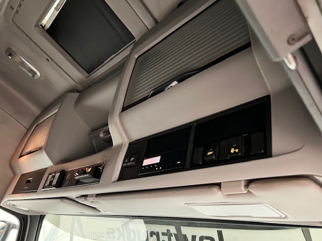 Volvo FM 450 6×2 Sleeper Cab Curtainsider