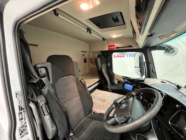 Mercedes Actros 1824 4×2 Sleeper Cab Curtainsider