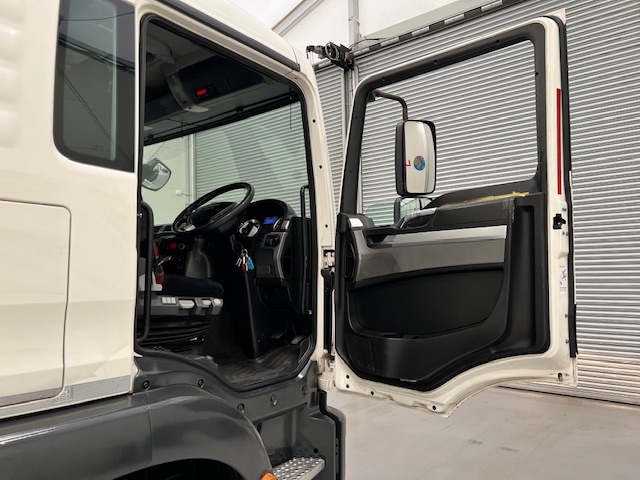MAN TGM 18.250 4×2 Sleeper Cab Curtainsider