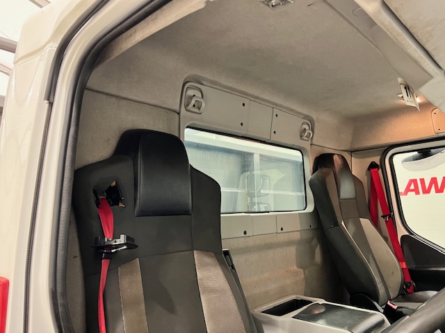 Renault C320 6×2 Day Cab Dropside with Crane