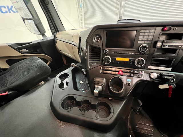 Mercedes Actros 1824 4×2 Sleeper Cab Fridge Box