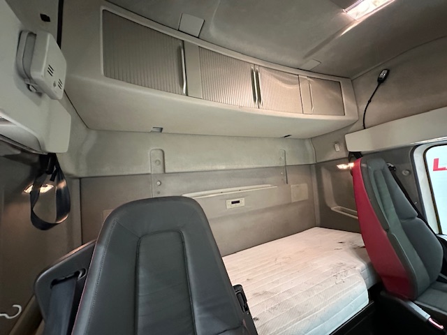 Volvo FH 500 Euro 5 6×2 Tractor Unit Safari Edition
