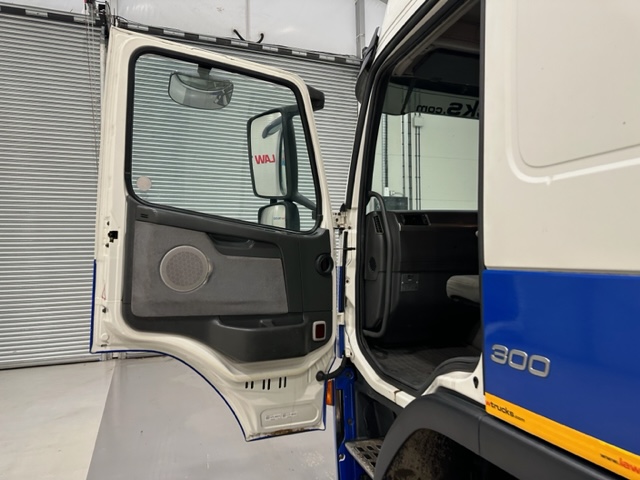 Volvo FM 300 6×2 Sleeper Cab Curtainsider