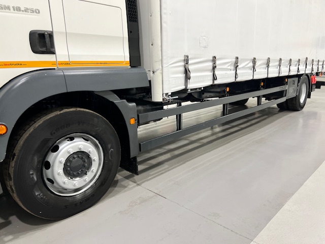 MAN TGM 18.250 4×2 Sleeper Cab Curtainsider
