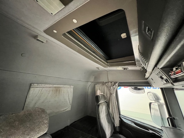 Scania P94 220 4×2 Sleeper Cab Box Van Manual