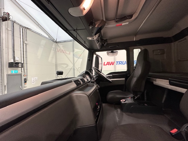 MAN TGS 26.320 6×2 Sleeper Cab Fridge Box