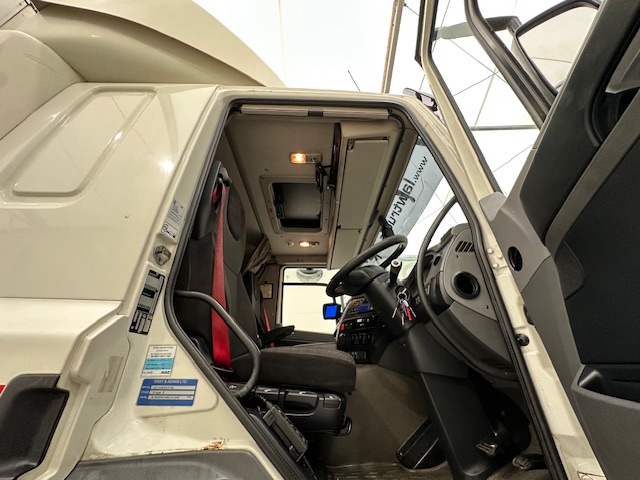 DAF CF 370 6×2 Sleeper Cab Fridge Box
