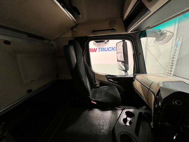 Mercedes Actros 1824 4×2 Sleeper Cab Fridge Box