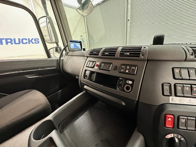 DAF CF 330 6×2 Rear Lift Sleeper Cab Curtainsider