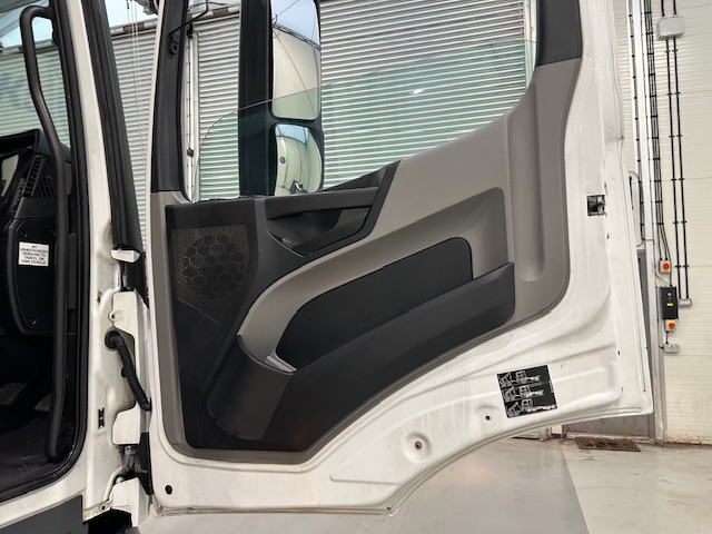Mercedes Antos 1827 Day Cab Fridge Box