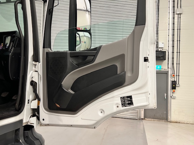 Mercedes Antos 2540 6×2 Rear Lift Day Cab Fridge Box