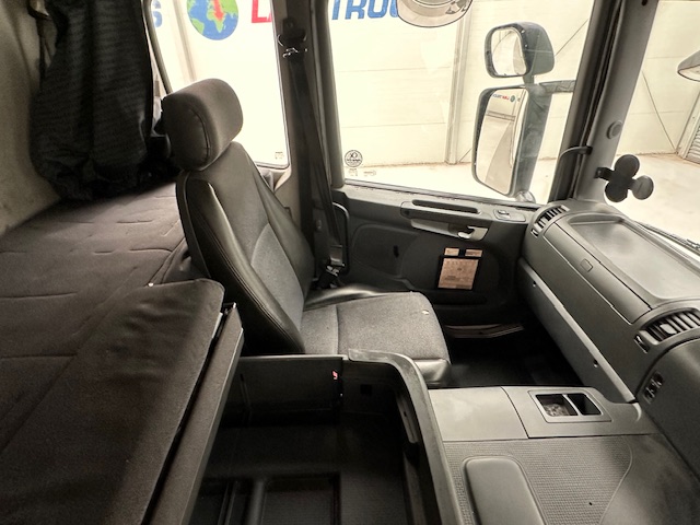 Scania P230 4×2 Sleeper Cab Curtainsider Manual