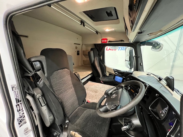 Mercedes Actros 1824 4×2 Sleeper Cab Curtainsider