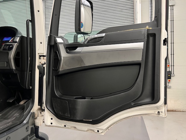MAN TGM 18.250 4×2 Sleeper Cab Curtainsider