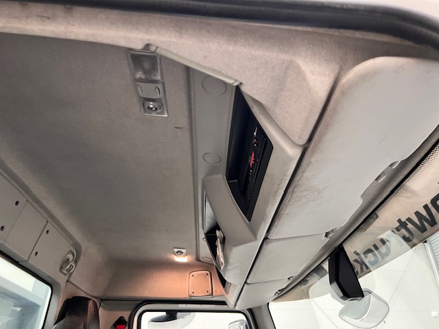 Renault C320 6×2 Day Cab Dropside with Crane