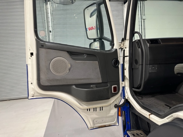 Volvo FM 300 6×2 Sleeper Cab Curtainsider