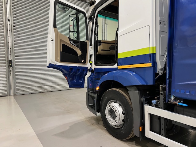 Mercedes Actros 2530 6×2 Sleeper Cab Curtainsider