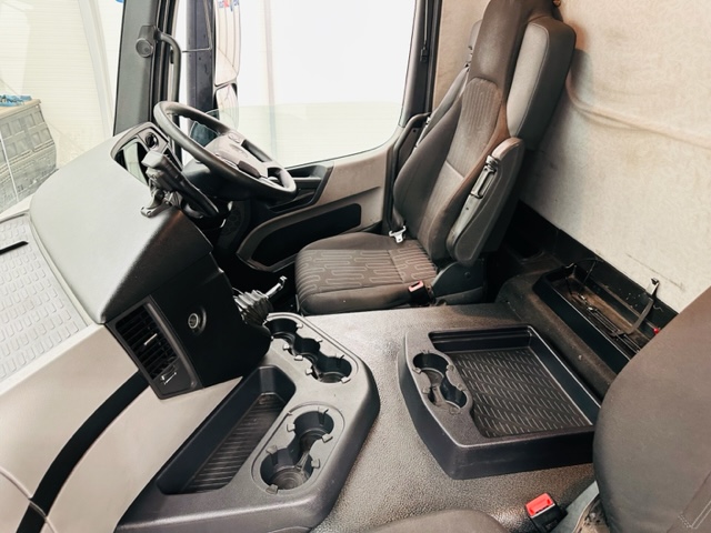 Mercedes Actros 1824 Day Cab Curtainsider