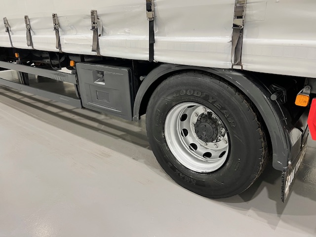 MAN TGM 18.250 4×2 Sleeper Cab Curtainsider