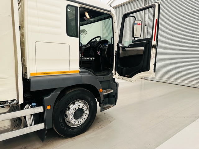 MAN TGM 18.250 Sleeper Cab Curtainsider