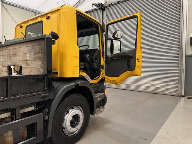 Scania 114 340 6×2 Rear Lift Day Cab Beavertail
