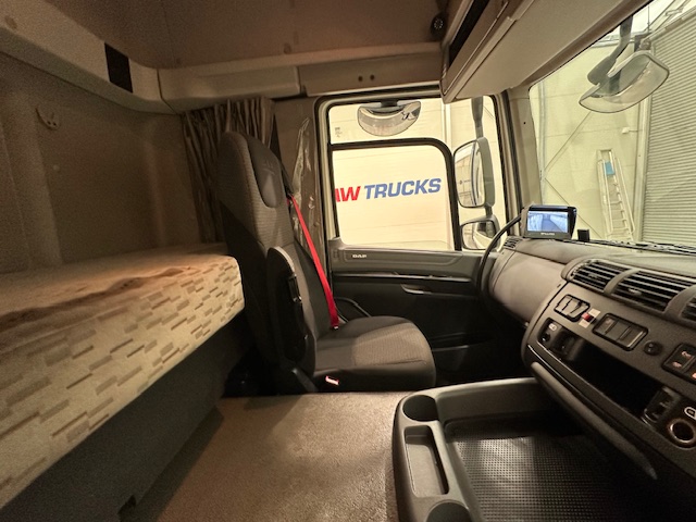 DAF CF 330 6×2 Rear Lift Sleeper Cab Curtainsider