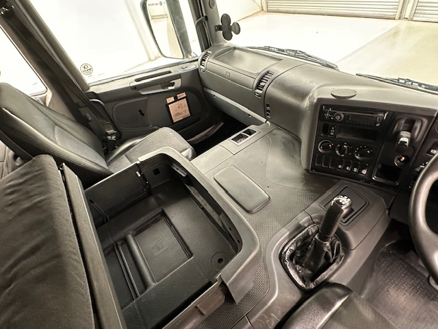 Scania P230 4×2 Sleeper Cab Curtainsider Manual