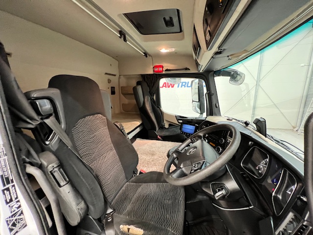 Mercedes Actros 1824 4×2 Sleeper Cab Curtainsider