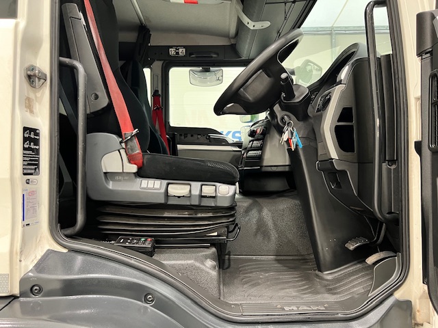MAN TGM 18.250 4×2 Sleeper Cab Curtainsider