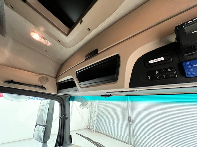 Mercedes Actros 1824 4×2 Sleeper Cab Fridge Box