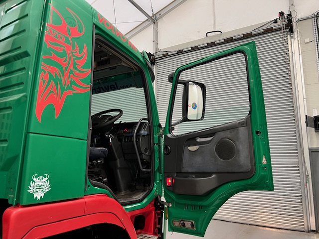 Volvo FM 400 8×4 Day Cab Tipper
