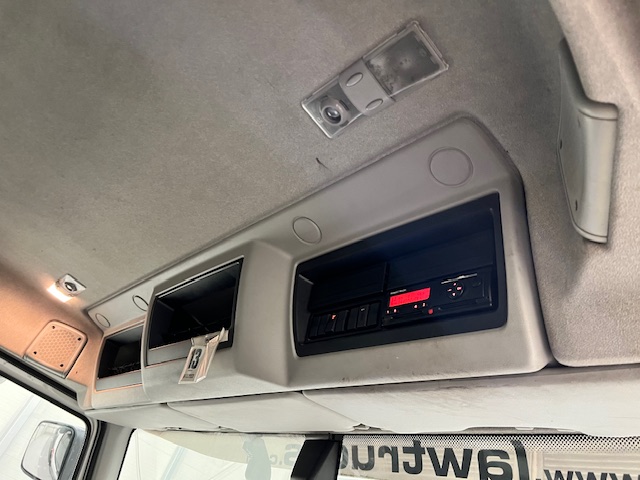 Renault C320 6×2 Day Cab Dropside with Crane
