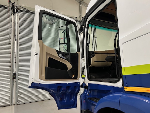Mercedes Actros 2530 6×2 Sleeper Cab Curtainsider