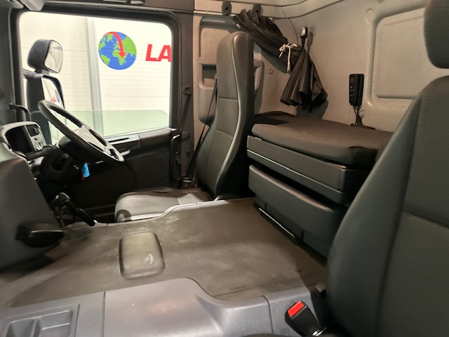 Scania P320 6×2 10 Tyre Rear Lift Insulated Box Van