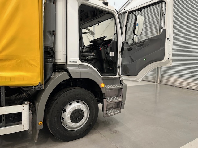Mercedes Axor 1824 Day Cab Curtainsider Manual