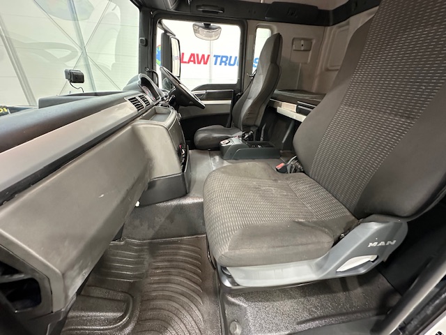 MAN TGS 26.320 6×2 Sleeper Cab Fridge Box