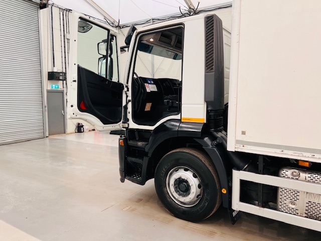 Iveco Stralis 310 AT Euro 6 6×2 Box Van
