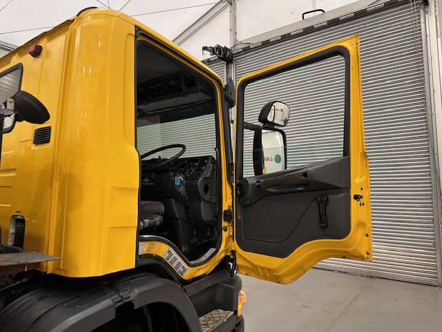 Scania 114 340 6×2 Rear Lift Day Cab Beavertail