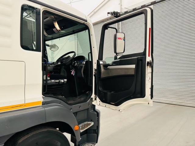 MAN TGM 18.250 Sleeper Cab Curtainsider