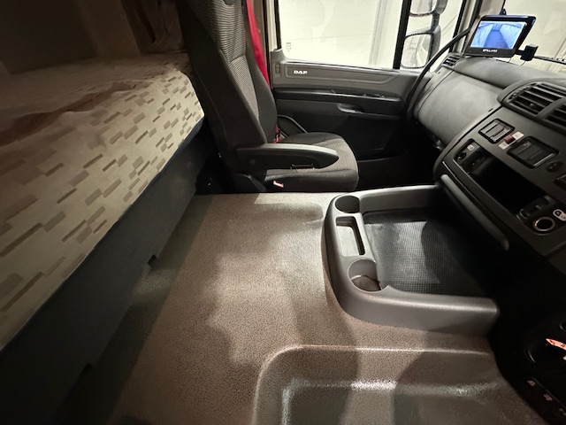 DAF CF 330 6×2 Rear Lift Sleeper Cab Curtainsider